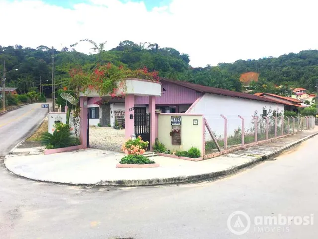 Imagem: Excelente Casa com Amplo Terreno no Bairro