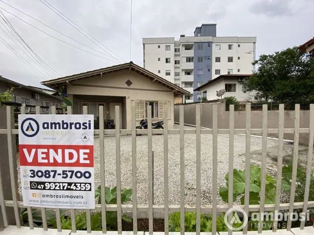Imagem: TERRENO COM 3 CASAS LOCALIZADO EM ÁREA