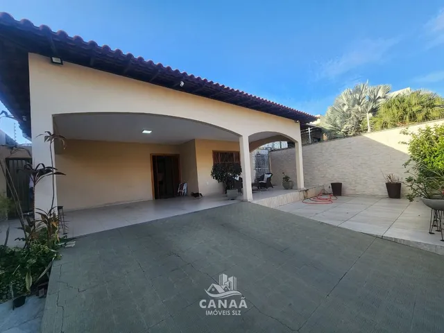 Imagem: A casa possui 3 Dormitórios, 3 Suítes, 5 Banheiros, 3 Vagas
