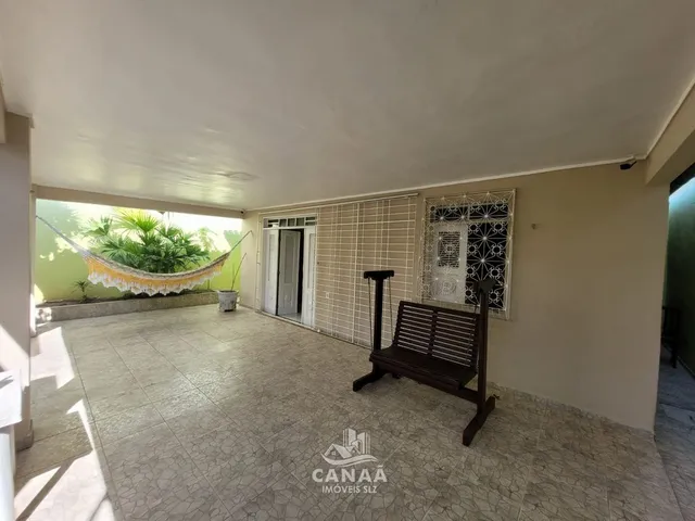 Imagem: A casa possui 2 Dormitórios, 1 Suíte, 2 Banheiros, 2 Vagas