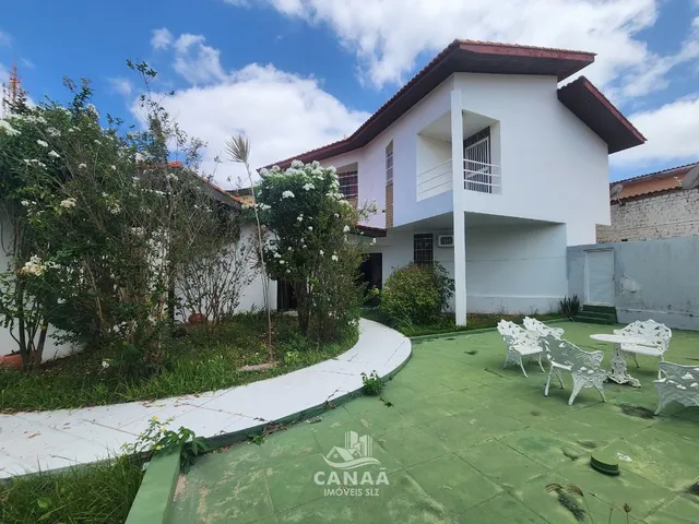 Imagem: A casa possui 3 Dormitórios, 3 Suítes, 5 Banheiros, 4 Vagas