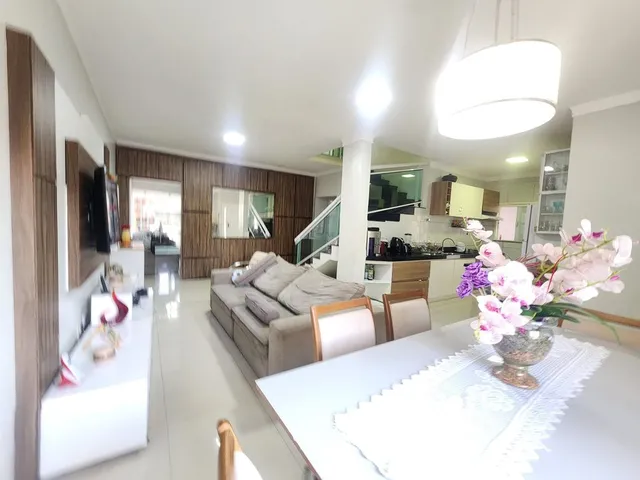 Imagem: A casa em condomínio possui 4 Dormitórios, 4 Suítes, 5 Banheiros