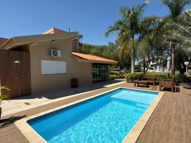 Imagem: Casa com 6 Quartos e 5 Banheiros À Venda