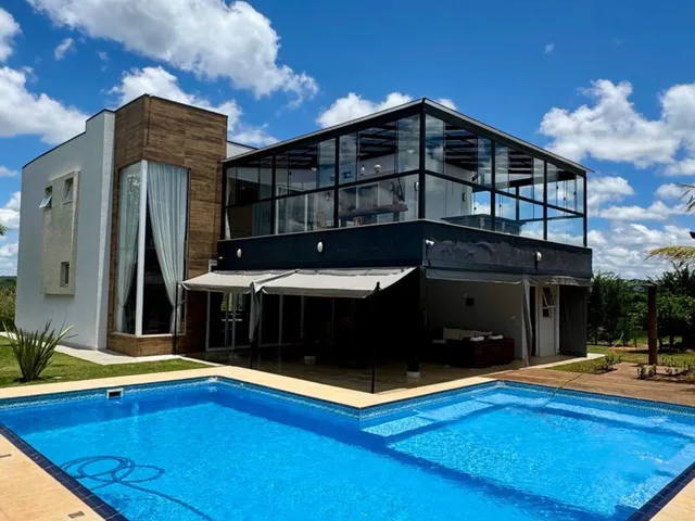 Imagem: Casa com 4 Quartos e 4 Banheiros À Venda