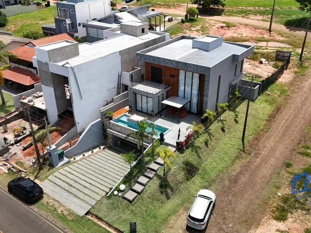 Imagem: Casa com 6 Quartos e 5 Banheiros À Venda