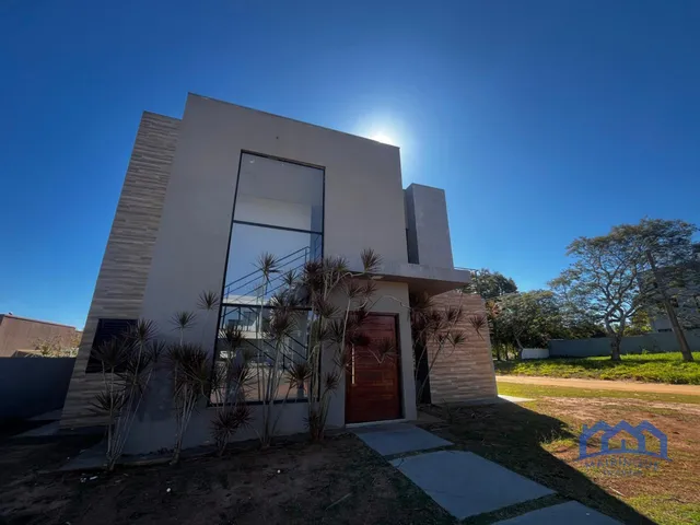 Imagem: Casa com 4 Quartos e 5 Banheiros À Venda