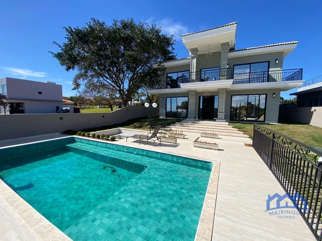 Imagem: Casa com 4 Quartos e 5 Banheiros À Venda
