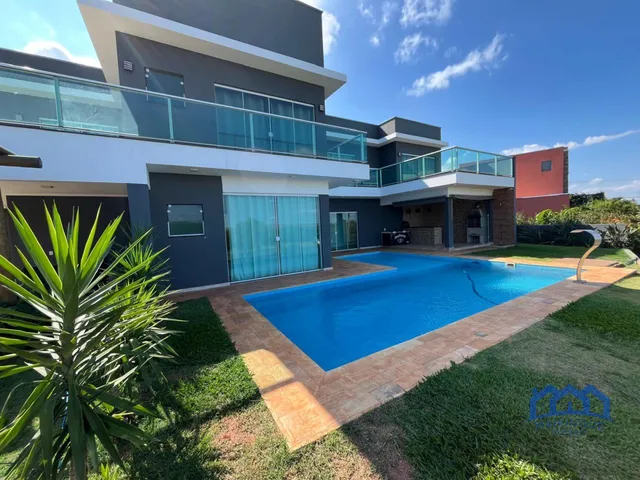 Imagem: Casa com 4 Quartos e 5 Banheiros À Venda
