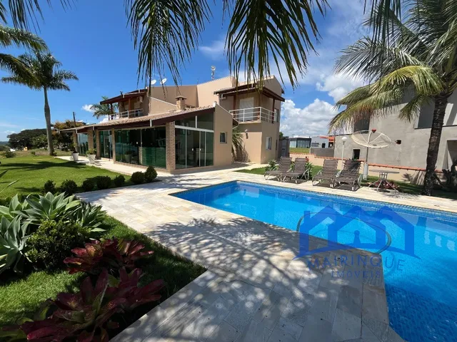 Imagem: Casa com 4 Quartos e 5 Banheiros À Venda