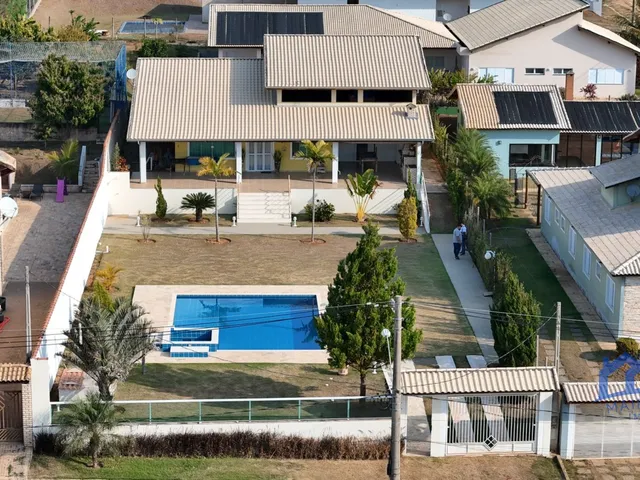 Imagem: Chácara com 4 Quartos e 6 Banheiros À