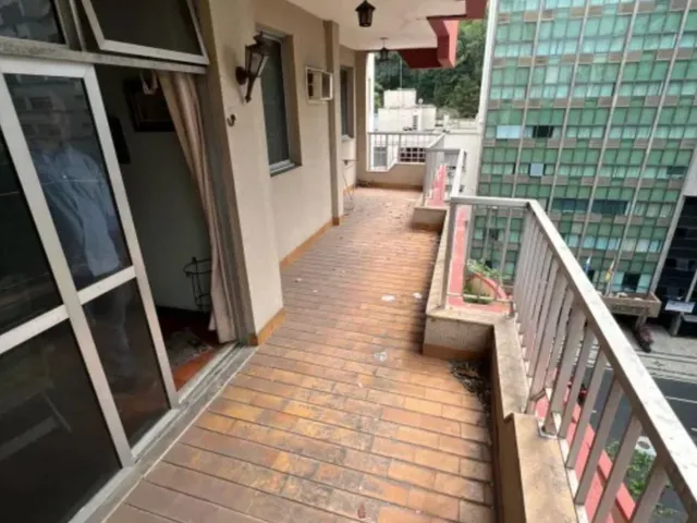 Imagem 3: A 150m do mar de Copacabana Vendo Apartamento 105m2, com 2 vagas, semi mobiliado