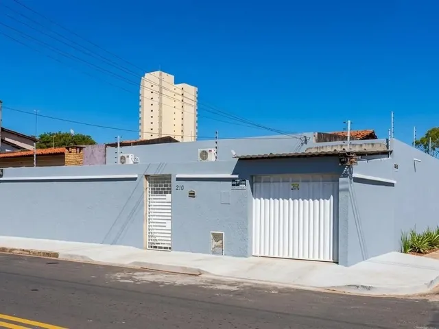 Imagem: A casa possui 4 Dormitórios, 2 Suítes, 4 Banheiros, 3