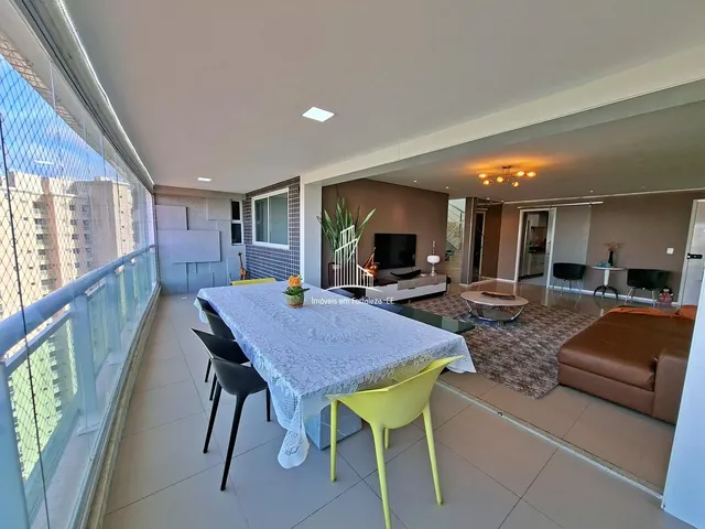 Imagem: A casa possui 5 Dormitórios, 5 Suítes, 7 Banheiros, 4 Vagas
