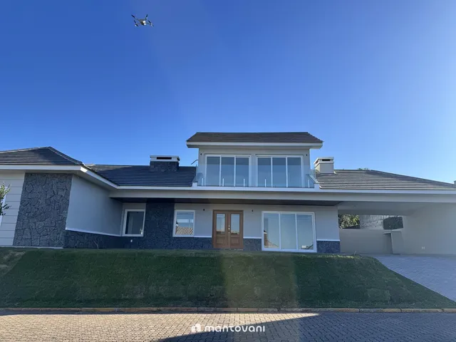 Imagem: Casa de esquina com amplo mezanino no Belle