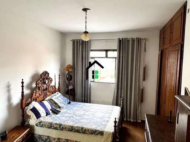 Imagem 2: No centro: 3 quartos, suíte, sacada e cozinha separada!