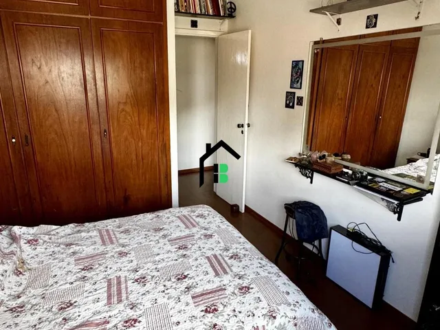 Imagem 7: No centro: 3 quartos, suíte, sacada e cozinha separada!