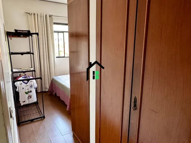 Imagem 9: No centro: 3 quartos, suíte, sacada e cozinha separada!