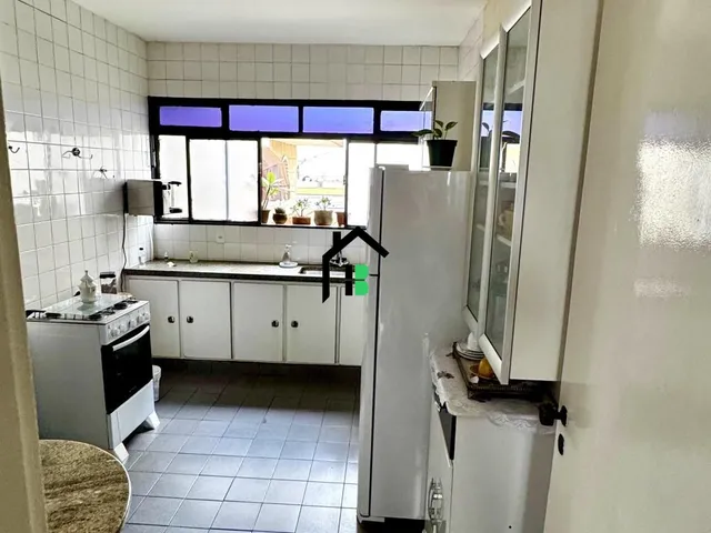 Imagem 6: No centro: 3 quartos, suíte, sacada e cozinha separada!