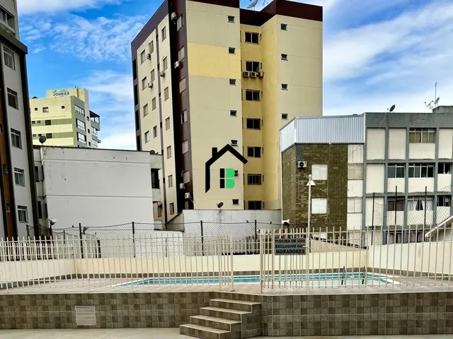 Imagem 10: No centro: 3 quartos, suíte, sacada e cozinha separada!