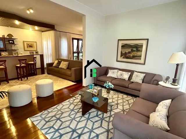 Imagem: A casa possui 5 Dormitórios, 3 Suítes, 5 Banheiros, 4