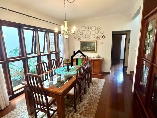 Imagem 2: Casa no centro, 5 quartos, 4 vagas de garagem!