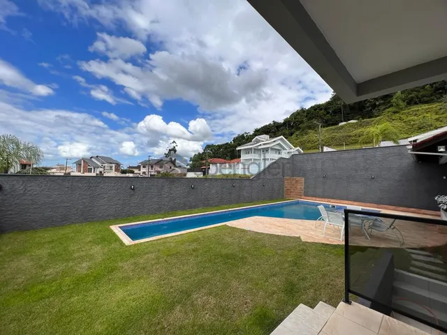 Imagem 5: Casa com piscina, no centro de Gaspar!