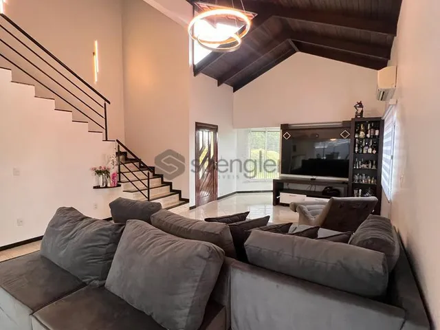 Imagem 3: Casa com piscina, no centro de Gaspar!