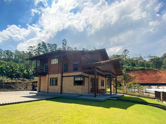Imagem: Terreno com 1089m² e casa espaçosa, localizados