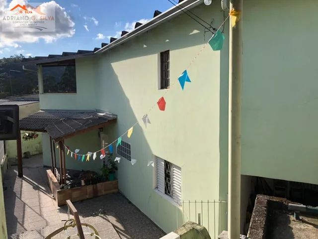 Imagem: A casa possui 4 Dormitórios, 1 Suíte, 2 Banheiros, 2