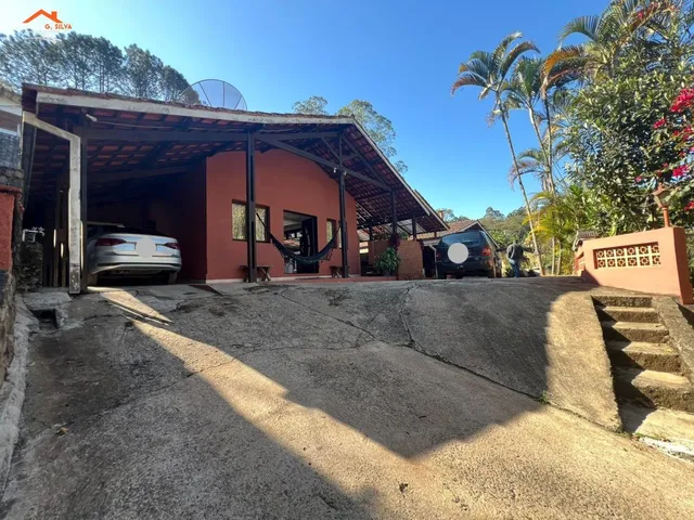 Imagem: A casa possui 6 Dormitórios, 2 Suítes, 2 Banheiros, 1