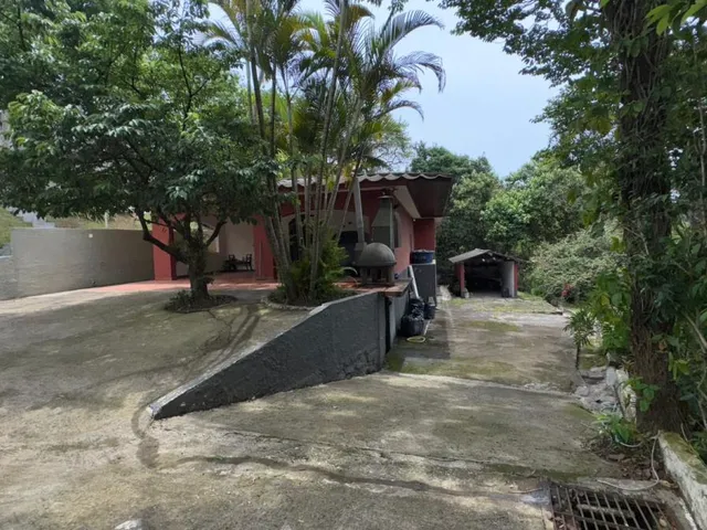 Imagem: A fazenda possui 3 Dormitórios, 1 Suíte, 1 Banheiro, 12