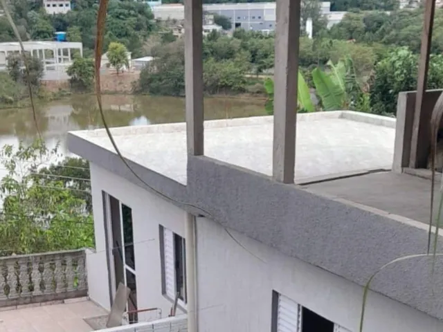 Imagem: A casa possui 2 Dormitórios, 1 Banheiro, 2 Vagas na