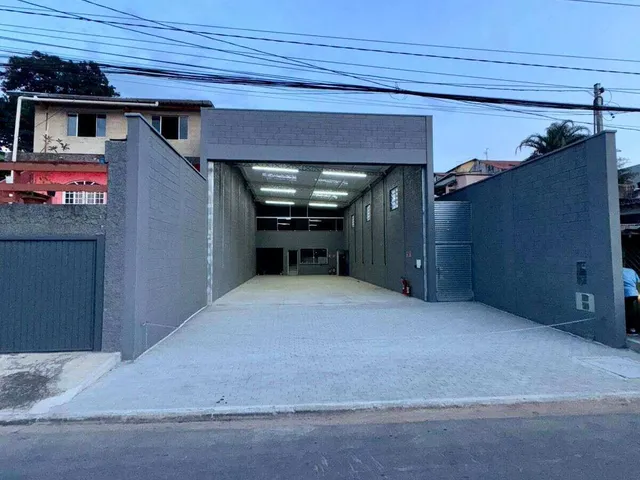 Imagem: A loja possui 2 Banheiros, 3 Vagas na garagem, 162m² de