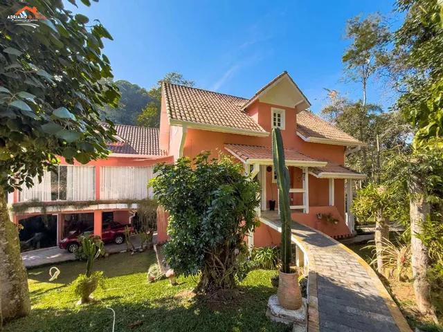 Imagem: A casa possui 2 Dormitórios, 1 Suíte, 2 Banheiros, 6