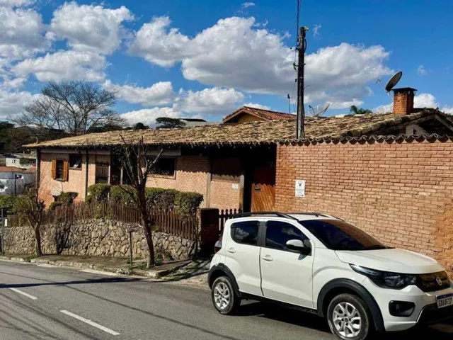 Imagem: A casa possui 4 Dormitórios, 2 Suítes, 2 Banheiros, 2
