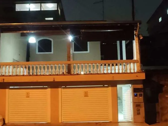 Imagem: A casa possui 3 Dormitórios, 1 Suíte, 1 Banheiro, 2 Vagas