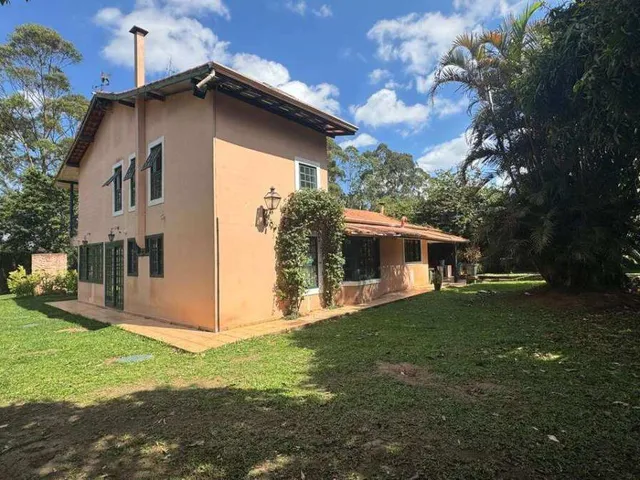 Imagem: A casa possui 3 Dormitórios, 1 Suíte, 2 Banheiros, 458m²
