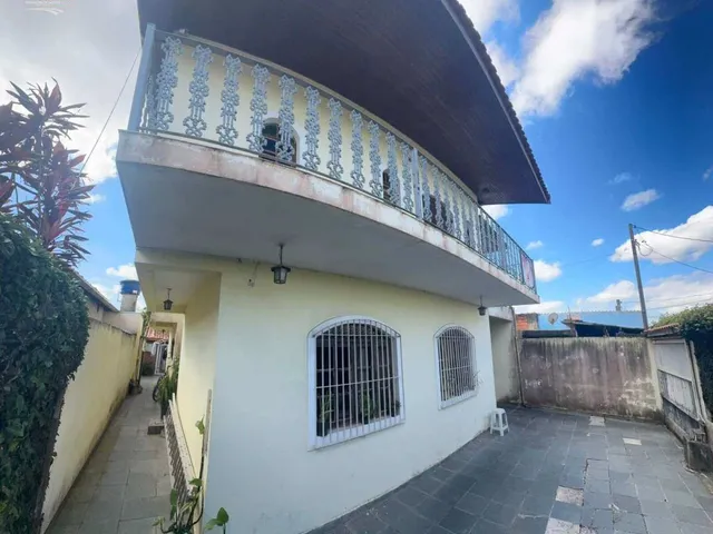 Imagem: A casa possui 4 Dormitórios, 1 Suíte, 3 Banheiros, 4