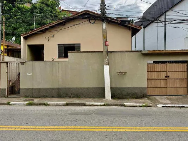 Imagem: A loja possui 3 Dormitórios, 1 Suíte, 2 Banheiros, 2