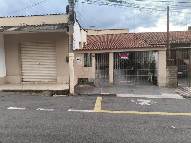 Imagem: A casa possui 4 Dormitórios, 2 Banheiros, 3 Vagas na