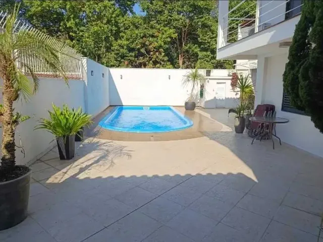 Imagem 11: Ampla casa com 4 suítes e 4 vagas de garage, piscina e área de festa espaçosa