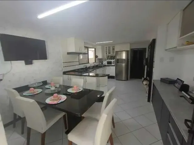 Imagem 2: Ampla casa com 4 suítes e 4 vagas de garage, piscina e área de festa espaçosa