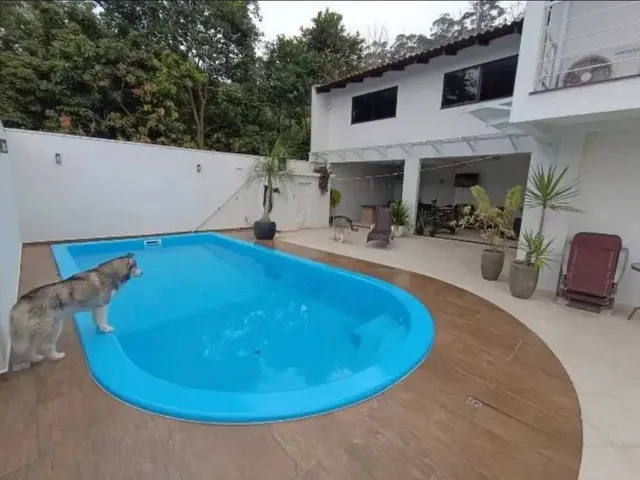 Imagem 12: Ampla casa com 4 suítes e 4 vagas de garage, piscina e área de festa espaçosa