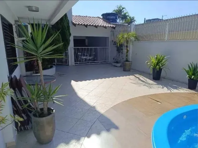 Imagem 13: Ampla casa com 4 suítes e 4 vagas de garage, piscina e área de festa espaçosa