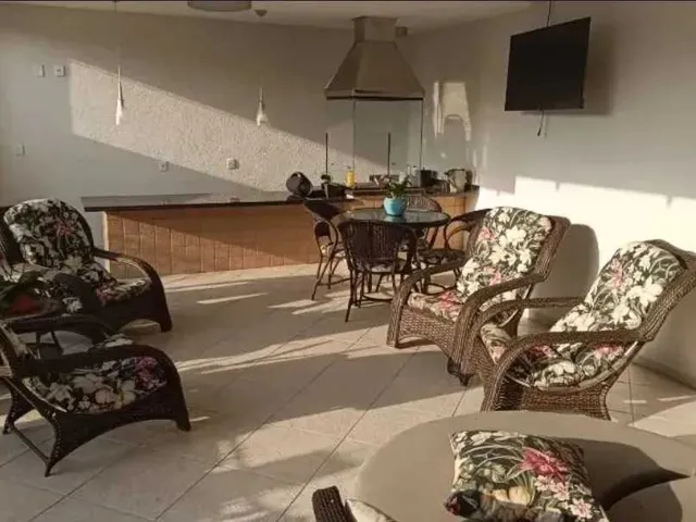 Imagem 4: Ampla casa com 4 suítes e 4 vagas de garage, piscina e área de festa espaçosa