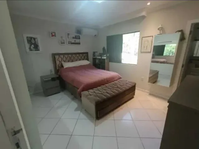 Imagem 15: Ampla casa com 4 suítes e 4 vagas de garage, piscina e área de festa espaçosa