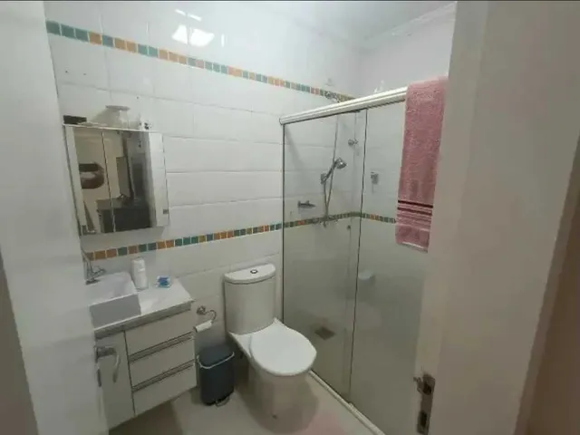 Imagem 5: Ampla casa com 4 suítes e 4 vagas de garage, piscina e área de festa espaçosa