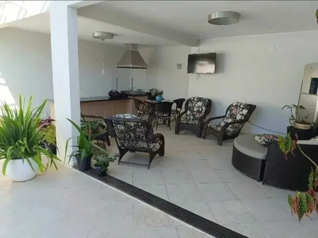 Imagem 14: Ampla casa com 4 suítes e 4 vagas de garage, piscina e área de festa espaçosa
