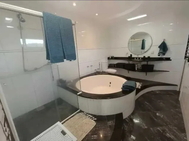 Imagem 6: Ampla casa com 4 suítes e 4 vagas de garage, piscina e área de festa espaçosa