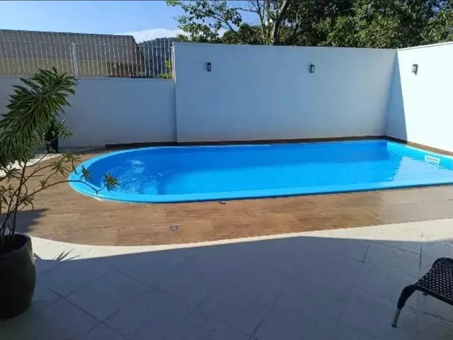 Imagem 16: Ampla casa com 4 suítes e 4 vagas de garage, piscina e área de festa espaçosa